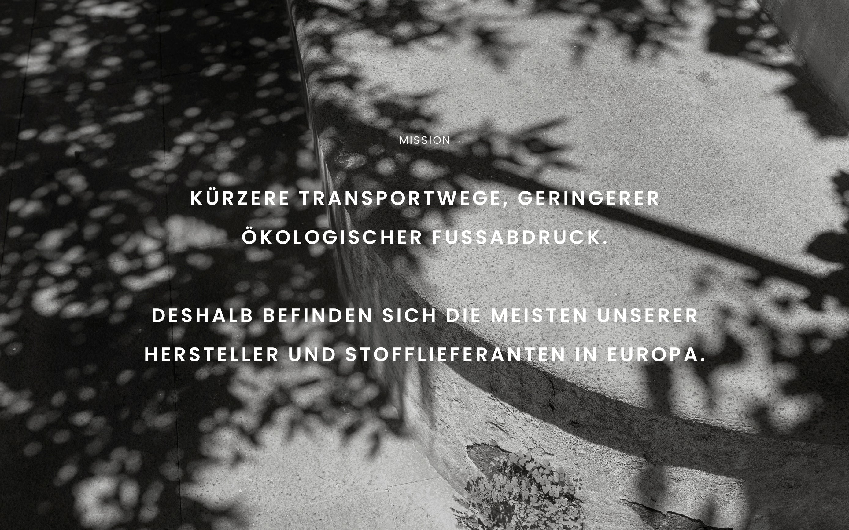 Black and white photo of a sunlit stone bench with German text about eco-friendly supply chains overlaid.