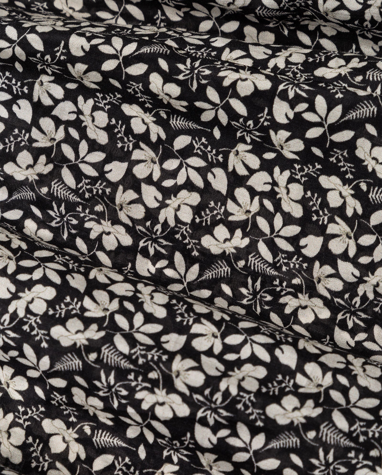 The ENRICA Blouse by IVY OAK is a cropped black top with a white leaf, flower, and branch print, featuring a flattering V-neck and chic 7/8 balloon sleeves.