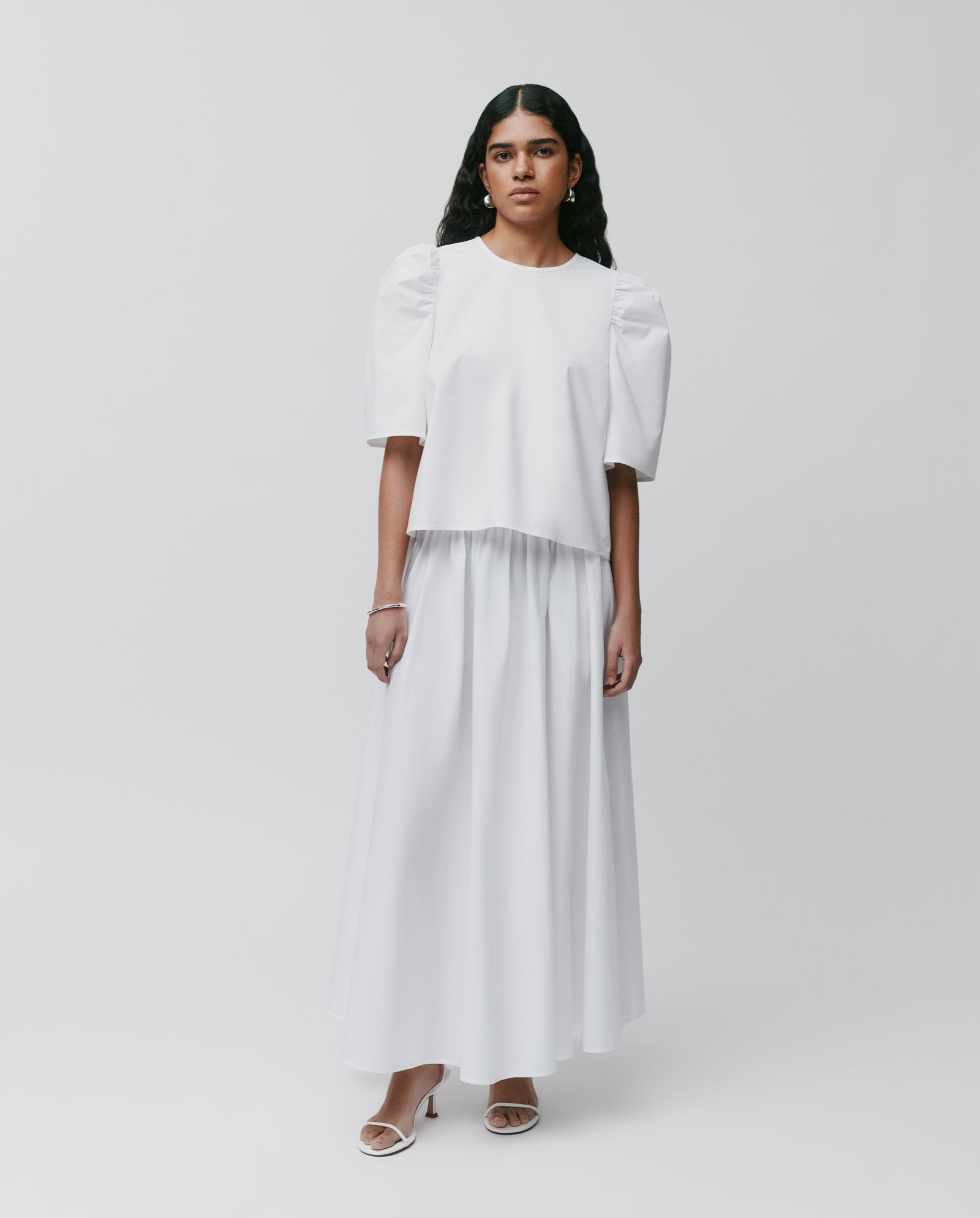 A woman wearing the IVY OAK ELISABETH ANN Blouse, featuring voluminous sleeves, stands against a plain light background.