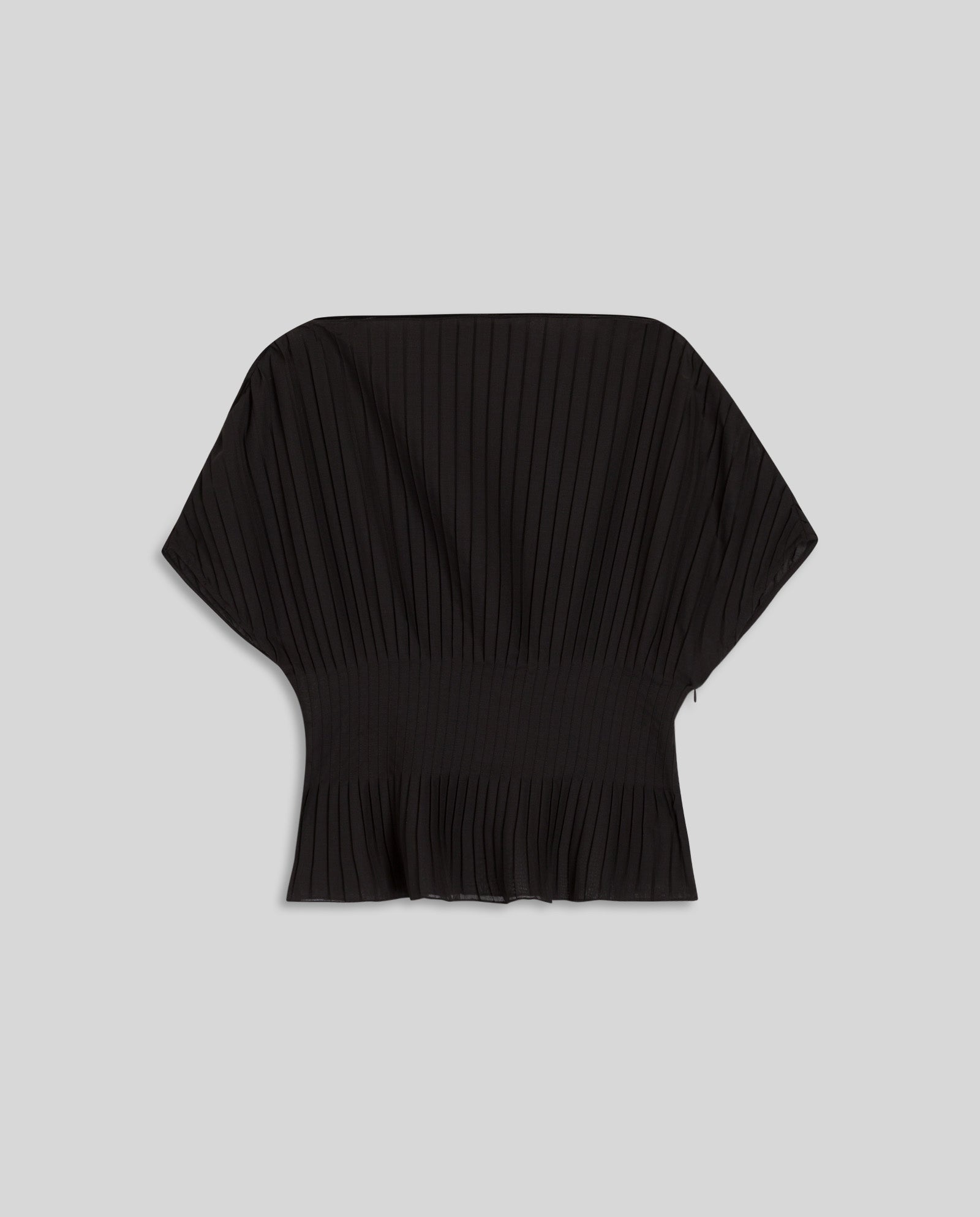 The IVY OAK TAYE Top is a black plissé blouse with short kimono sleeves and a fitted waist, shown against a plain gray background.