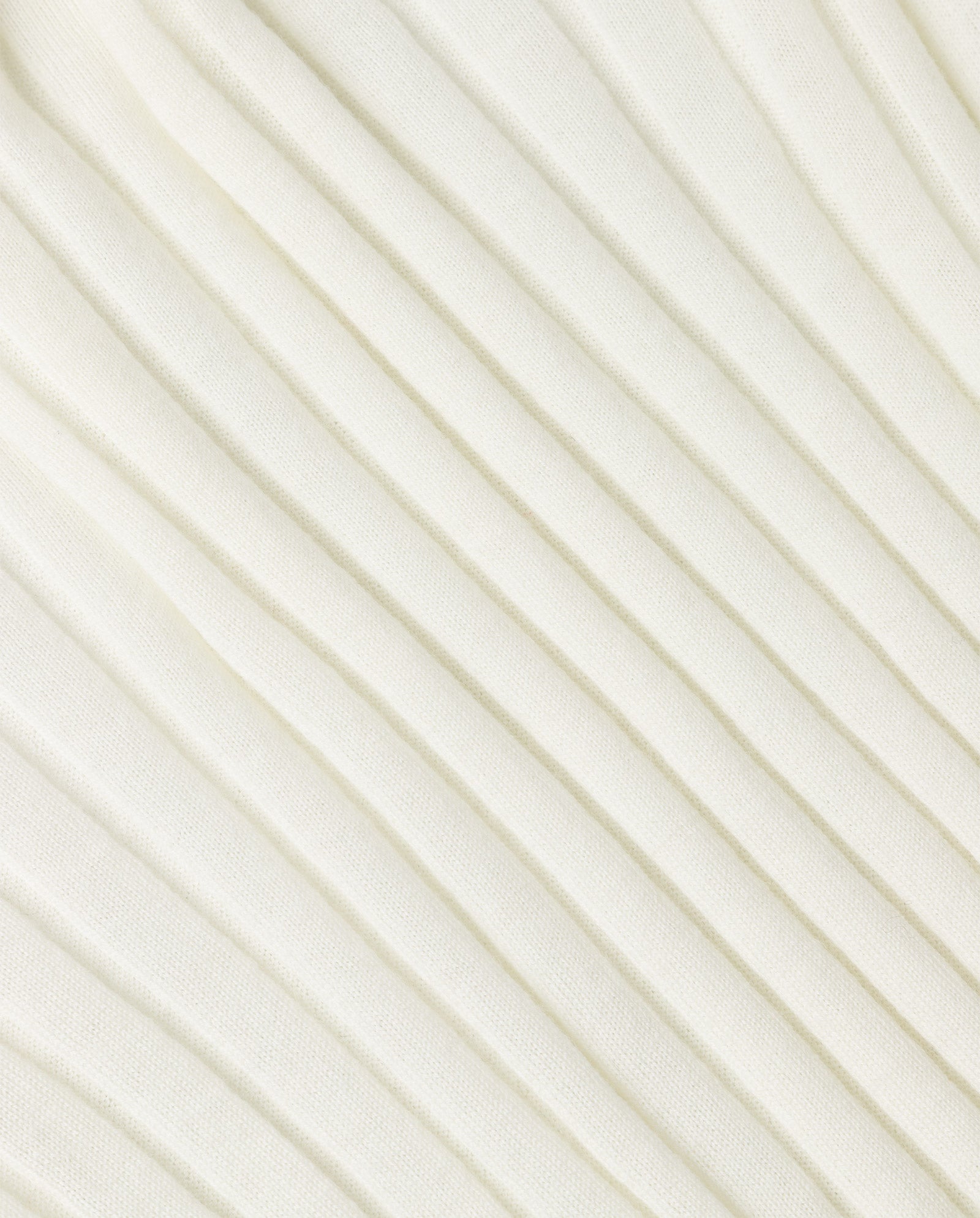 Close-up of white ribbed fabric with vertical textured lines, as seen on the IVY OAK KACY Jumper.