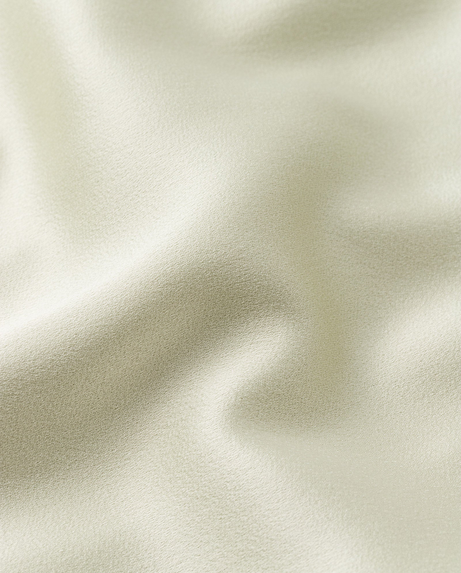 Soft, cream-colored fabric with gentle folds and a smooth, slightly textured finish—perfect as an Innenfutter for the IVY OAK NADELLE Dress.