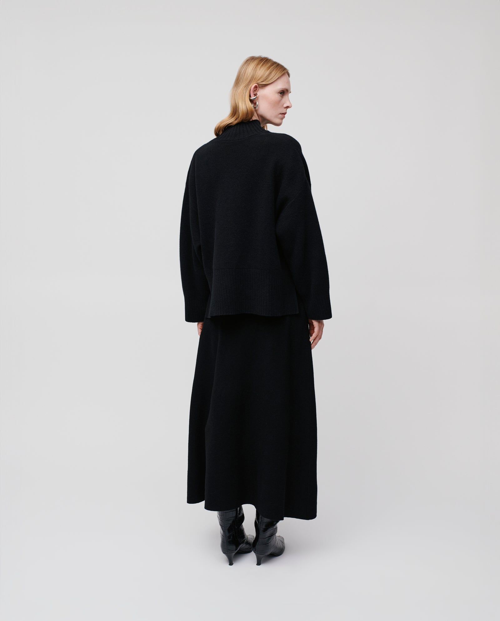 A woman with blond hair, facing away against a plain light background, wears the IVY OAK KAREEN ROSE Jumper.