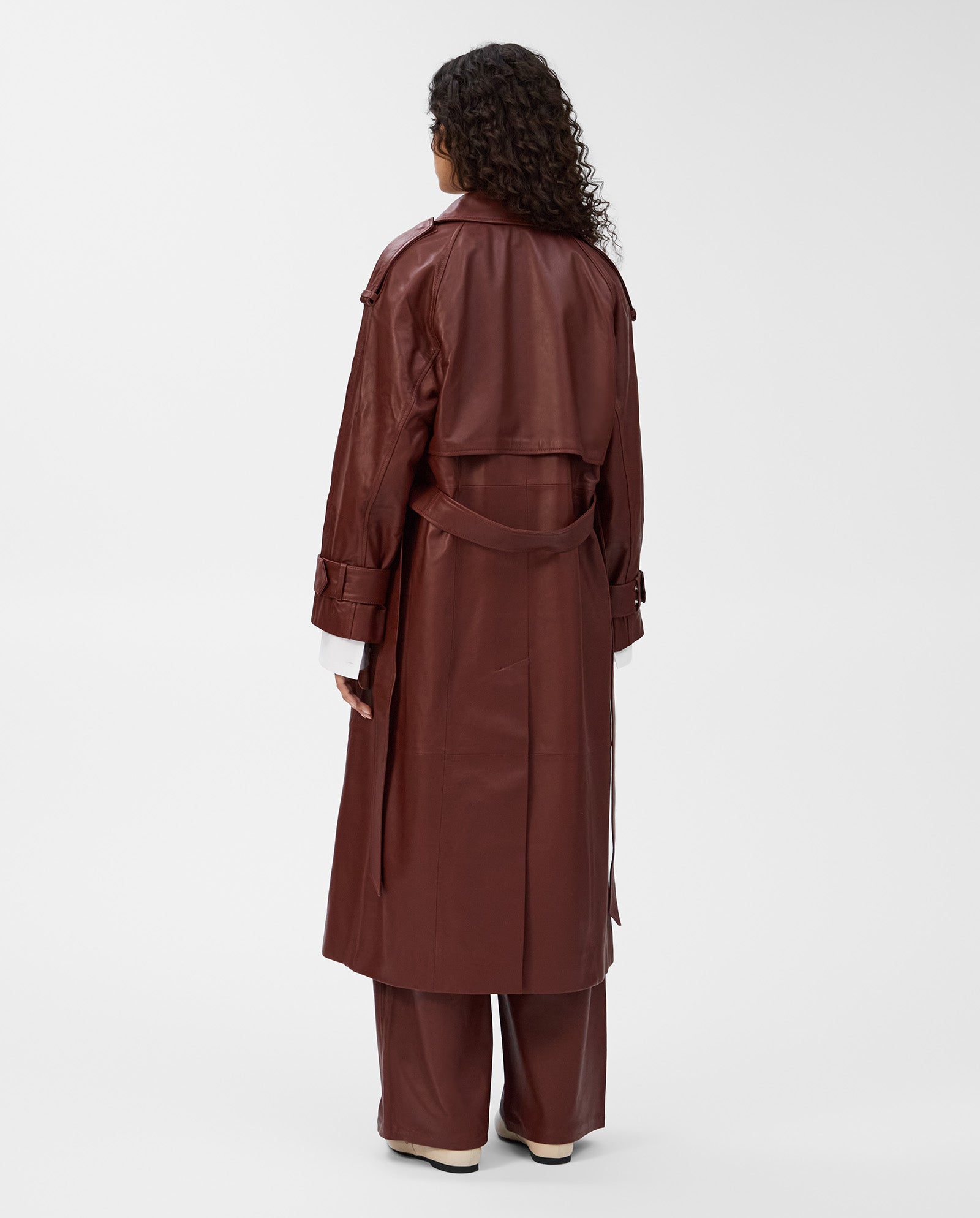 Person seen from the back wearing the IVY OAK LILITH Coat in brown with a large collar and matching pants, set against a plain background.