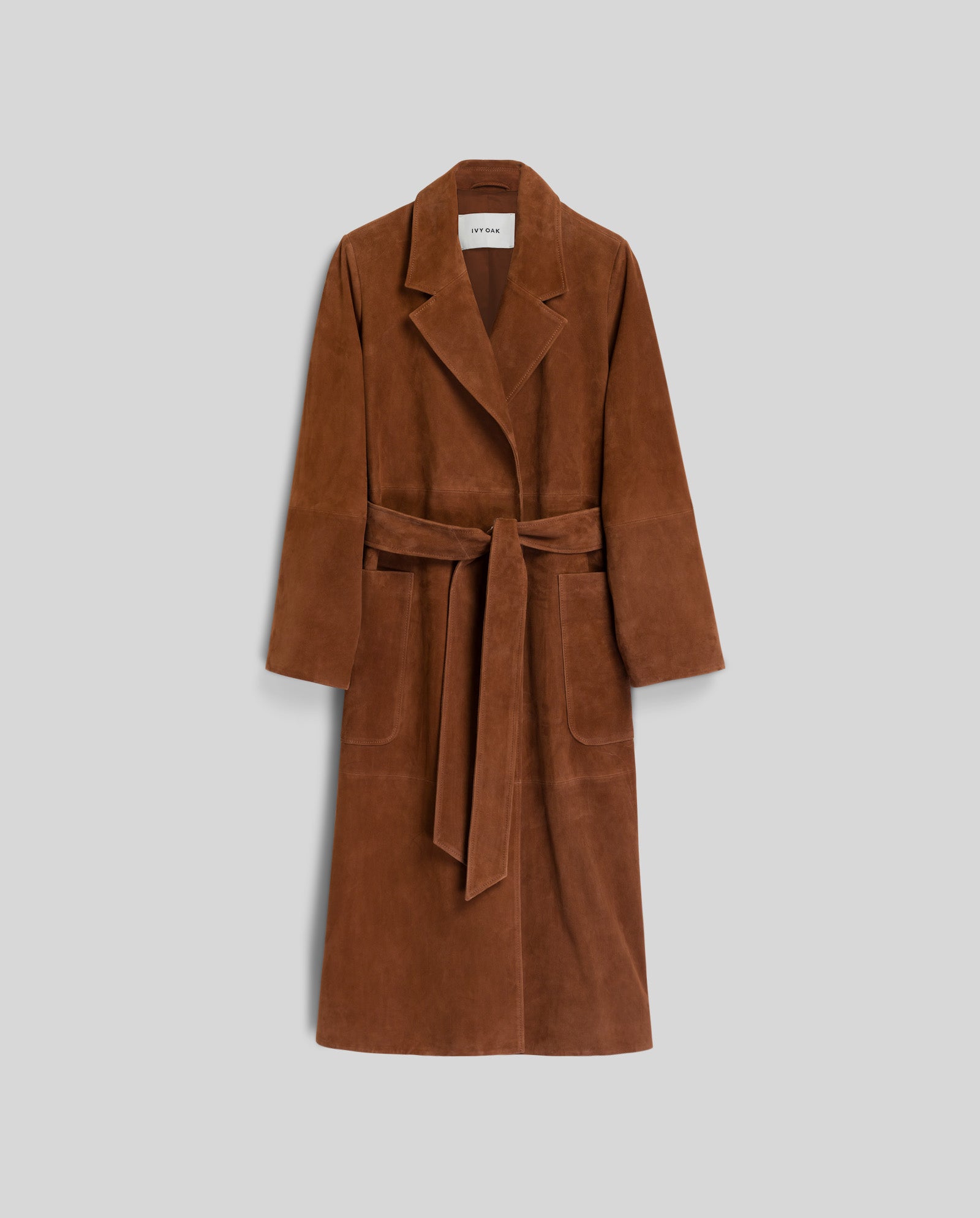 The LISA Coat by IVY OAK is a brown bathrobe-style trench with large lapels and front pockets, shown on a light gray background.