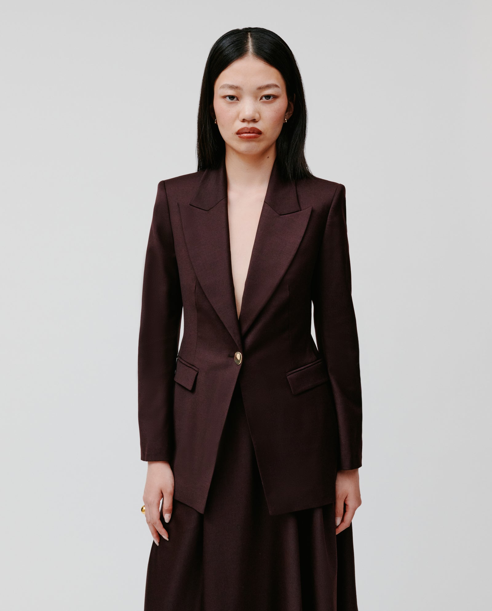 A woman wearing the IVY OAK JOLANKA Blazer in dark maroon stands against a plain white background, looking forward.