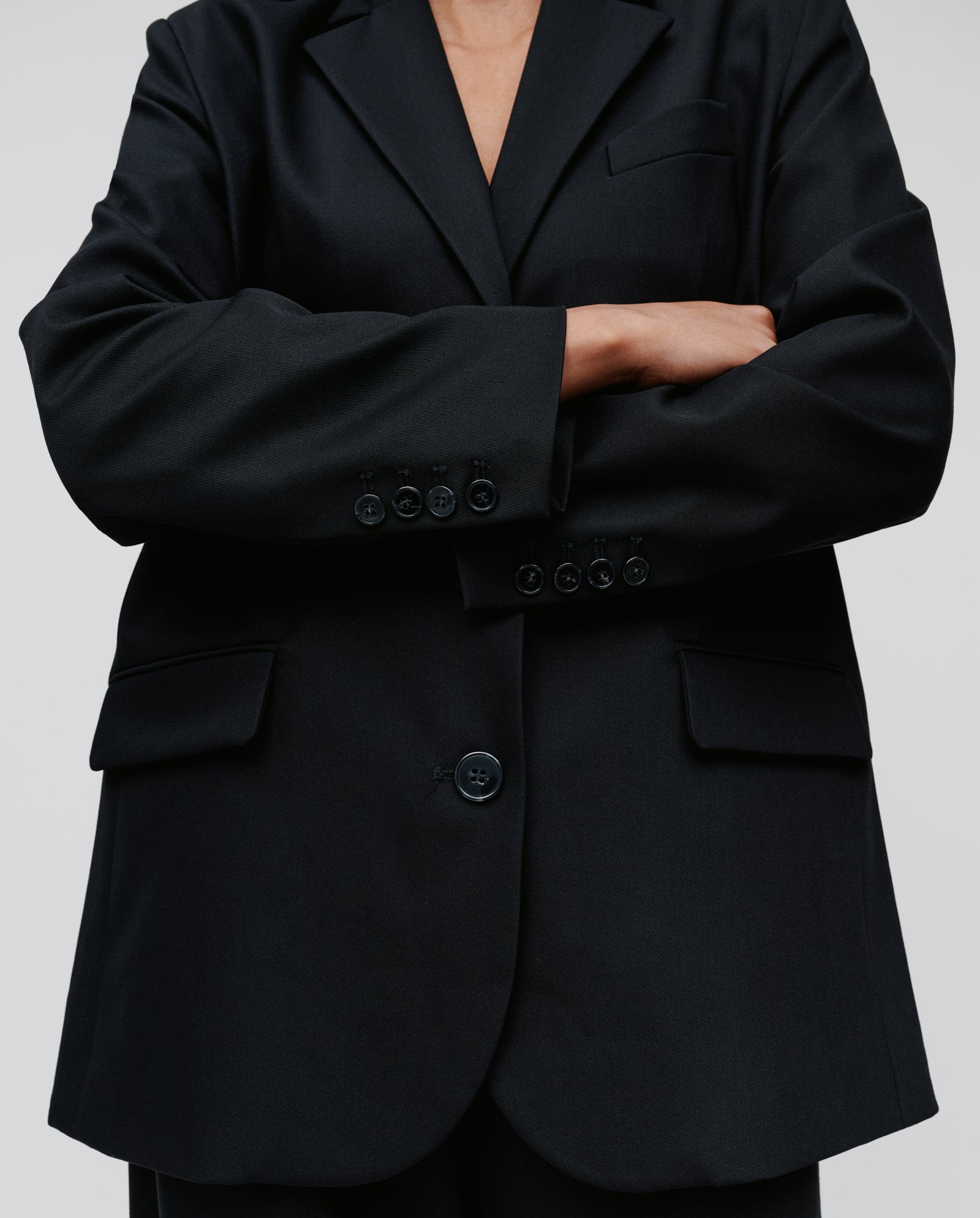 A person wearing the IVY OAK JACQUELINE Blazer stands with arms crossed against a plain light background.