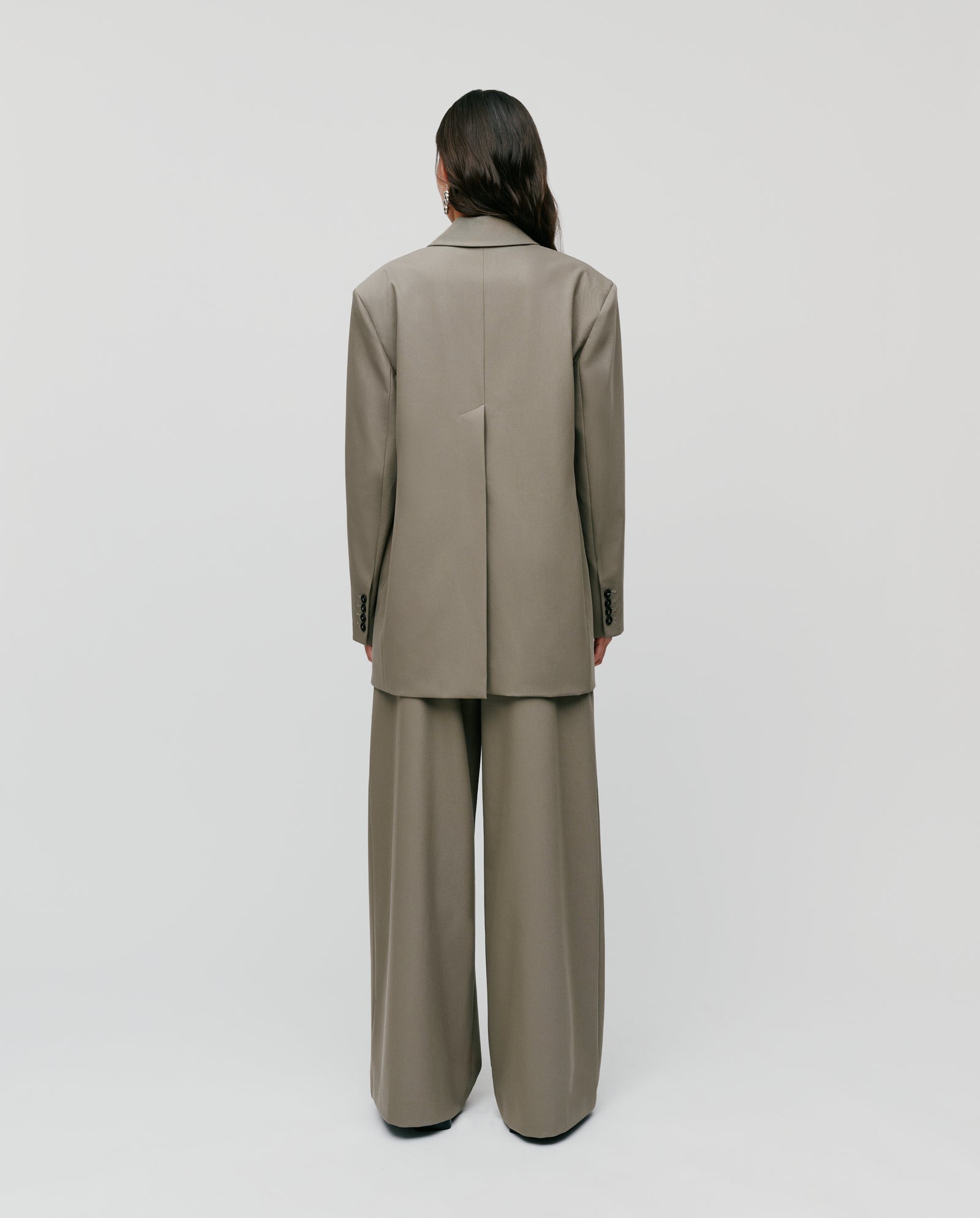 Model wearing the IVY OAK JACQUELINE Blazer with a boxy, oversized fit, shown from the back against a plain white background.
