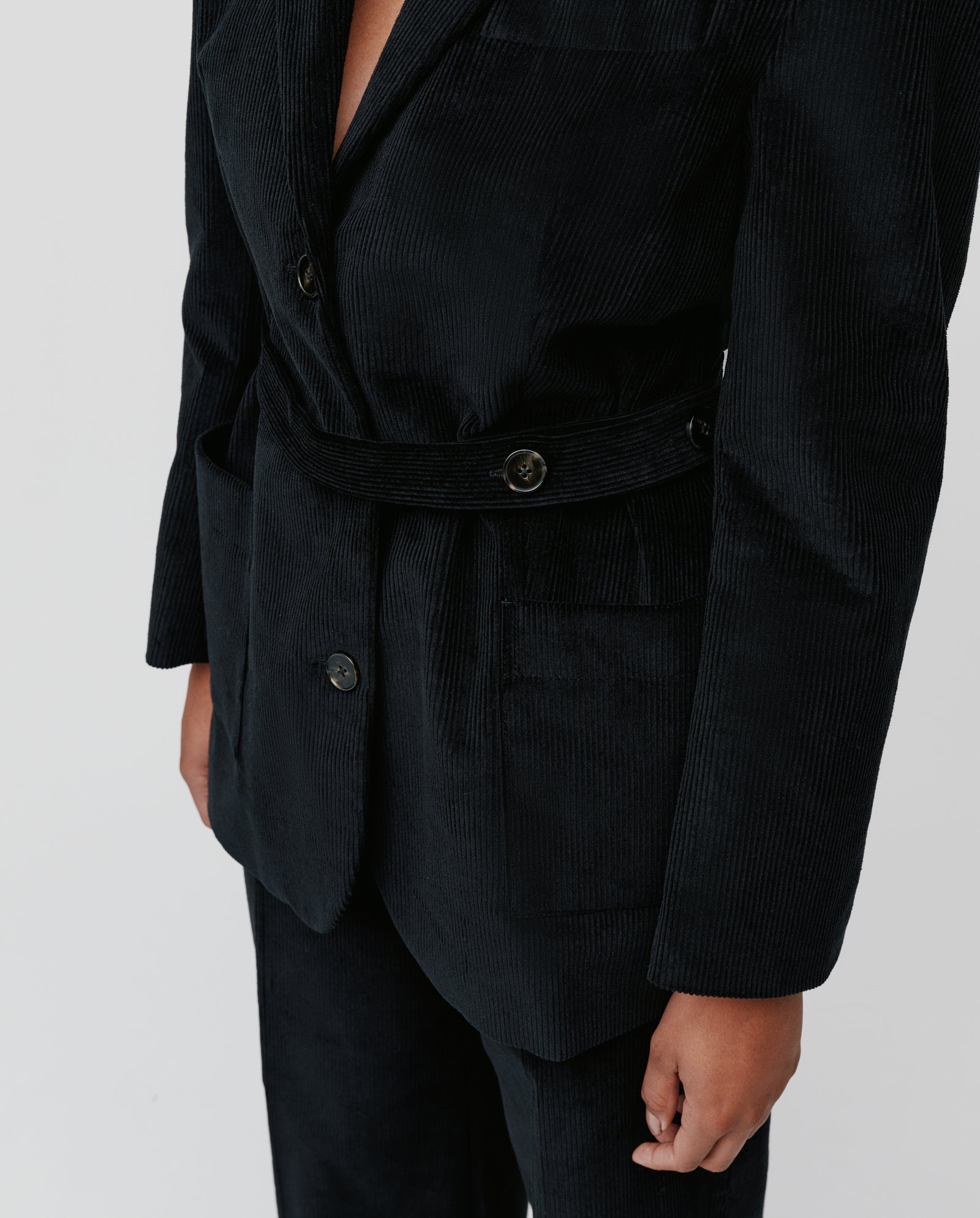 Wearing the IVY OAK JACQUELINE BEA oversized corduroy blazer with removable belt and matching pants, cropped at the shoulders and knees.
