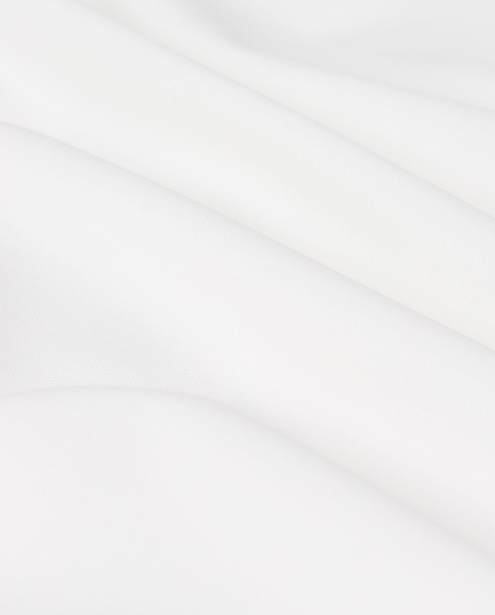 The MAREN Dress by IVY OAK features soft white fabric with smooth, gently folded layers and a subtle texture—ideal for a schulterfreies Carmen Kleid mit körpernaher Passform.